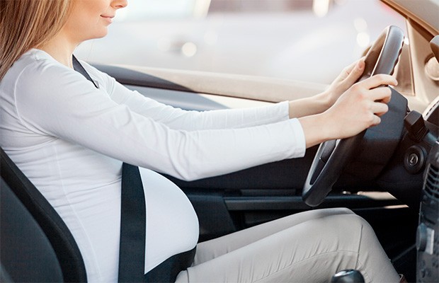 Mulher grávida ao volante (Foto: ThinkStock)