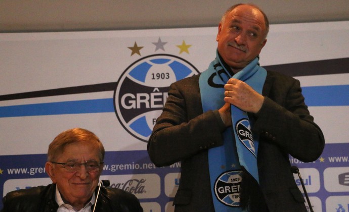 Felipão veste cachecol na apresentação no Grêmio (Foto: Diego Guichard/GloboEsporte.com) Felipão veste cachecol na apresentação no Grêmio (Foto: Diego Guichard/GloboEsporte.com)