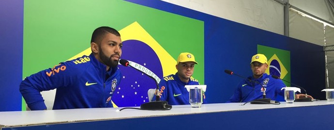 Gabigol, Luan e Jesus: bom humor na véspera de mais uma decisão (Foto: Raphael Zarko)