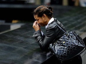 Mulher se emociona em monumento em Nova York com os nomes das vítimas dos atentados de 2001, nesta quinta, o 13º aniversário do 11 de setembro (Foto: AP Photo/Justin Lane, Pool)