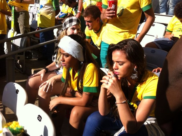 Bruna Marquezine e Rafaella Santos no jogo do Brasil (Foto: Silvio Azevedo / O Popular)