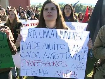 Alunos e professores fizeram protesto nesta quinta-feira em Umuarama, no Paraná (Foto: Reprodução/RPC TV Noroeste)