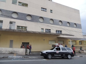 Policial foi levado ao Hospital Regional de Ferraz de Vasconcelos (Foto: Carolina Paes/G1)