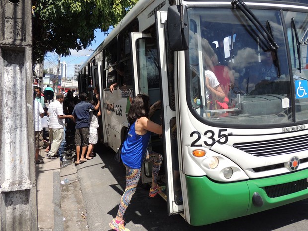 Ônibus liberaram entrada de passageiros pelas portas de trás, sem pagar, no bairro da Encruzilhada (Foto: Katherine Coutinho / G1)