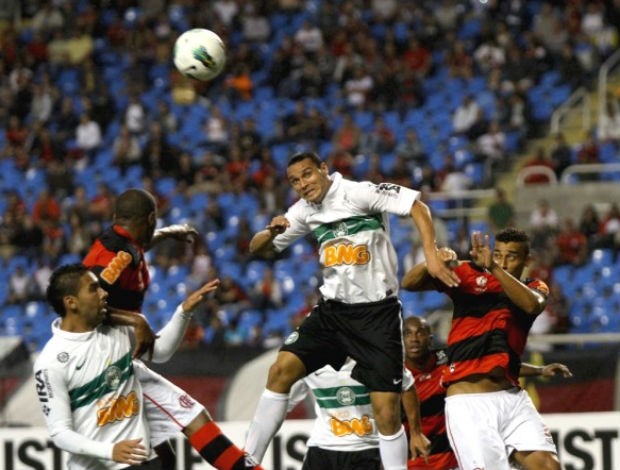 Emerson e Demerson disputam a bola pelo alto Flamengo x Coritiba (Foto: Divulgação / Coritiba)