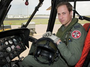 O príncipe William é visto em helicóptero em foto de junho de 2012 (Foto: SAC Faye Storer, MOD/AFP)