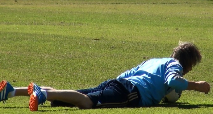 Alongamento, abdominal e flexão: Gareca também trabalha forte