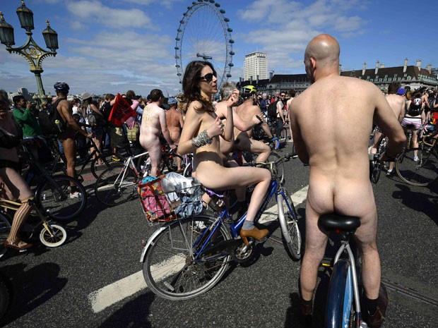 Ciclistas nus participam da 'World Naked Bike Ride' e defendem o uso de bicicletas (Foto: Paul Hackett/Reuters)