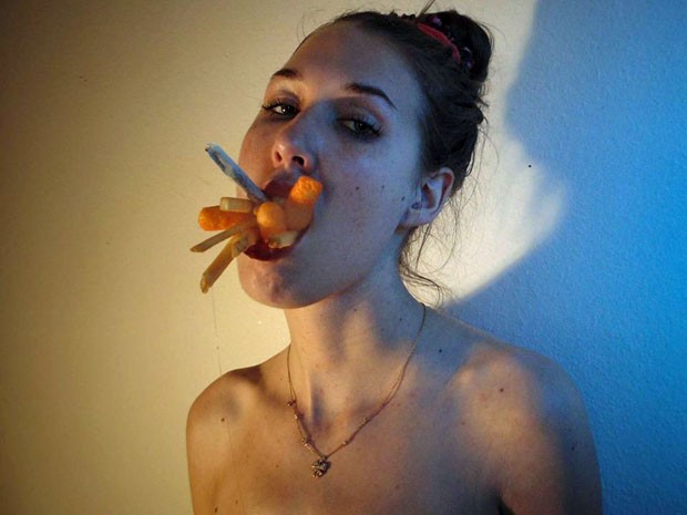 Aluna do curso de artes plásticas da Universidade do Estado do Texas, Monika Rostvold explora a nudez em seus trabalhos (Foto: Reprodução/Facebook/Monika Rostvold)