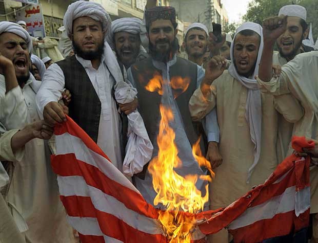 Muçulmanos paquistaneses queimam bandeira dos Estados Unidos durante manifestação em Quetta. (Foto: Banaras Khan / AFP Photo)