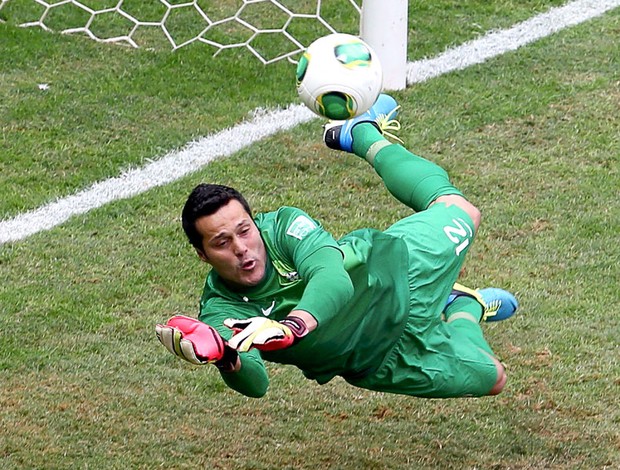 Julio Cesar, Brasil e Japão (Foto: Agência Reuters) Julio Cesar, Brasil e Japão (Foto: Agência Reuters)
