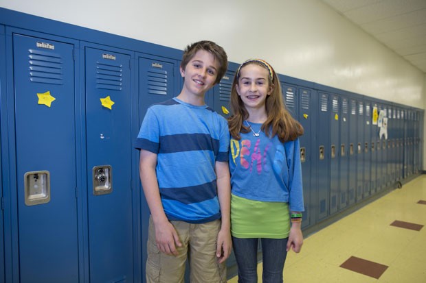  Evan Prendergast e sua irmã, Olivia, um dos 24 pares de gêmeos da escola Wilmette (Foto: Scott Eisen/AP)