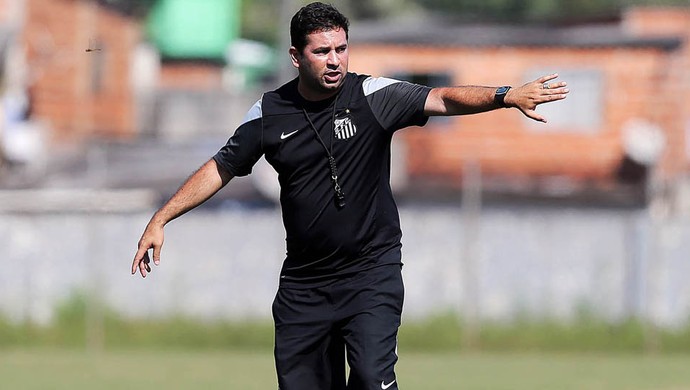 Caio Couto, técnico das Sereias da Vila (Foto: Pedro Ernesto Guerra de Azevedo / Santos FC)