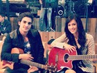 Sophia Abrahão e Fiuk posam com violões em bastidores
