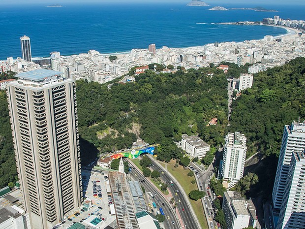 Vista aérea do Túnel Novo já com a identidade da Olimpíada e a Praia de Copacabana ao fundo (Foto: Renato Sette Câmara/Prefeitura do Rio)