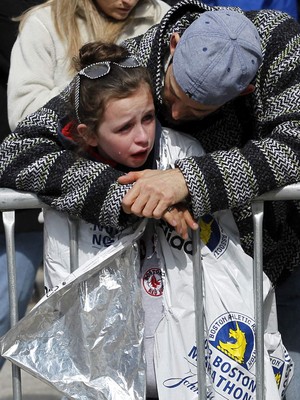 FOTO: garota chora em explosão (Jessica Rinaldi/Reuters)