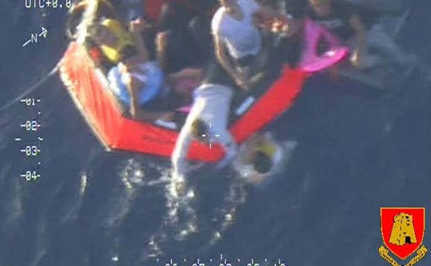 Imagem retirada de vídeo divulgado pelas Forças Armadas de Malta mostra resgate após naufrágio na Itália, entre as ilhas de Malta e Lampedusa (Foto: AP/Forças Armadas de Malta)