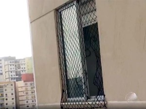 Rede de proteção da janela do apartamento estava cortada (Foto: Reprodução/TV Bahia)