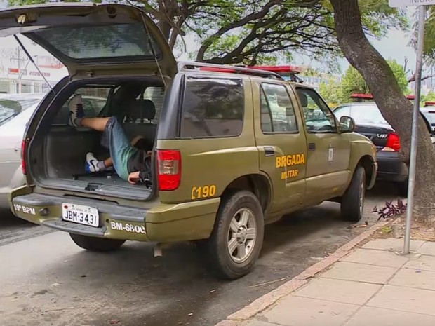 Sem vagas em presídios e nem em delegacias, presos aguardam em viaturas (Foto: Reprodução/RBS TV)