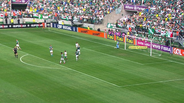 <p>
 Alan Ruschel cruza na área, e Sérgio Manoel cabeceia para fora. A Chape não quer saber de moleza diante do Palmeiras.</p>
