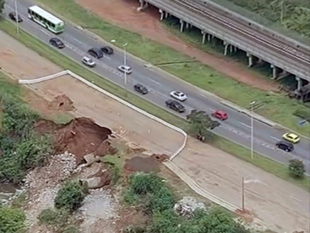 Erosão invadiu uma das faixas da Avenida Elmo Serejo, no DF (Foto: TV Globo/Reprodução) Erosão invadiu uma das faixas da Avenida Elmo Serejo, no DF (Foto: TV Globo/Reprodução)