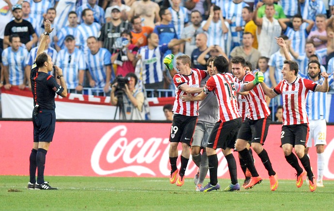 Gol anulado do Athletic de Bilbao contra o Malaga (Foto: Agência AFP)