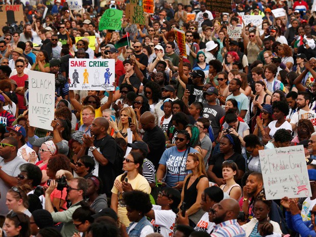 Centenas de pessoas tomaram as ruas de Baltimore neste sábado  (Foto: Lucas Jackson/Reuters)