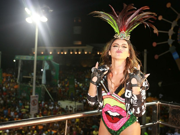 Alinne Rosa começa apresentação no carnaval de Salvador (Foto: Mauro Zaniboni /Ag Haack)