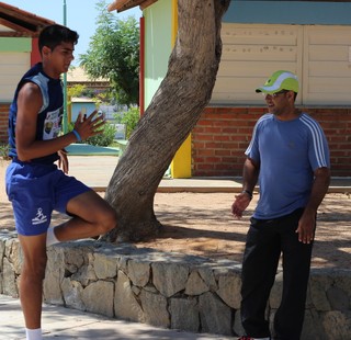 Ao lado do treinador Silvanio Rodrigues, Thiago treina duro para manter os bons resultados  (Foto: Emerson Rocha)