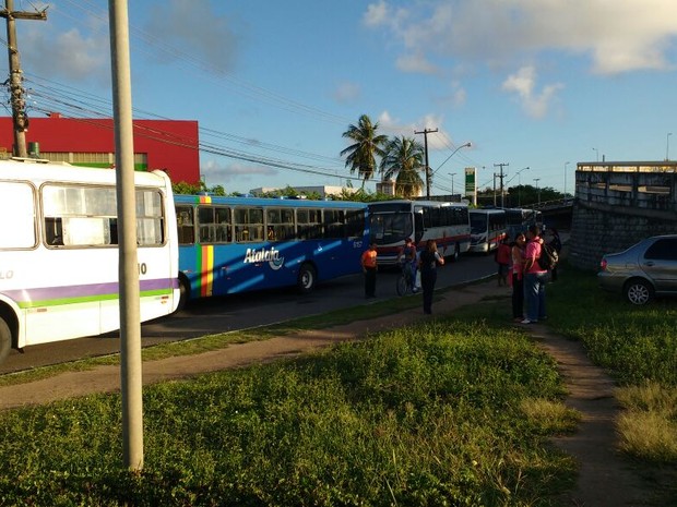Trânsito parado no entorno do Viaduto Jornalista Carvalho Déda  (Foto: Alex Carvalho)