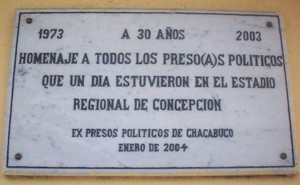 Placa em estádio de Concepción (Foto: www.tribunadelbiobio.cl)