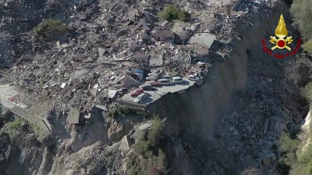Imagem mostra destrruição de terremoto de magnitude 6,6 que atingiu a Itália neste final de semana (Foto: Vigili del Fuoco/ BBC)