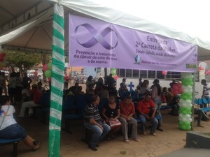 Moradores de Araguatins aguardam chegada do ministro da Saúde (Foto: Jesana de Jesus/G1)