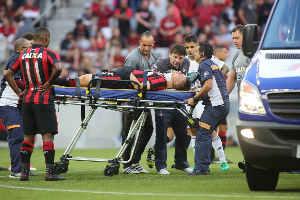 João Pedro é retirado de maca após choque com Alan Santos (Foto: Giuliano Gomes/Agência PR Press)