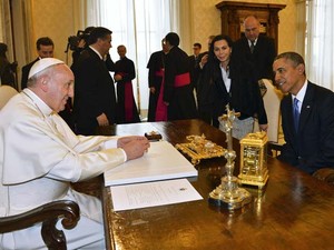 Pela primeira vez desde que foi eleito pontífice, Papa Francisco recebe o presidente dos Estados Unidos, Barack Obama, no Vaticano (Foto: REUTERS/Gabriel Bouys)
