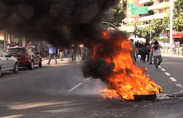 estudantes queima pneus em protesto contra aumento da tarifa de ônibus em GOiâni,Goiás (Foto: Reprodução / TV Anhanguera)