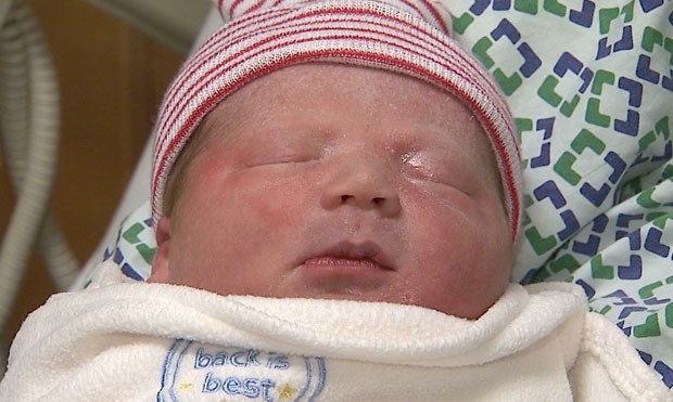 Menina Hazel Grace Zimmerman nasceu às 10h11 de 12/13/14 (Foto: Cleveland Clinic/AP)
