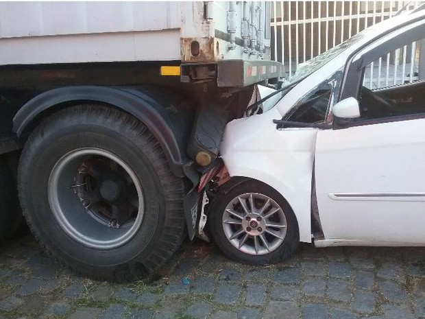 Carro bateu na traseira de um caminhão parado (Foto: PM/Divulgação)