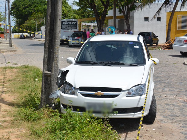Suspeito bateu carro roubado após troca de tiros com a polícia, em João Pessoa (Foto: Walter Paparazzo/G1)