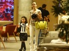 Ana Furtado passeia com a filha toda estilosa em shopping