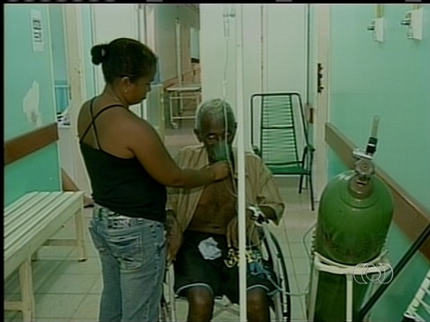 Pacientes são atendidos em corredor do hospital de Araguatins (Foto: Reprodução/TV Anhanguera TO)