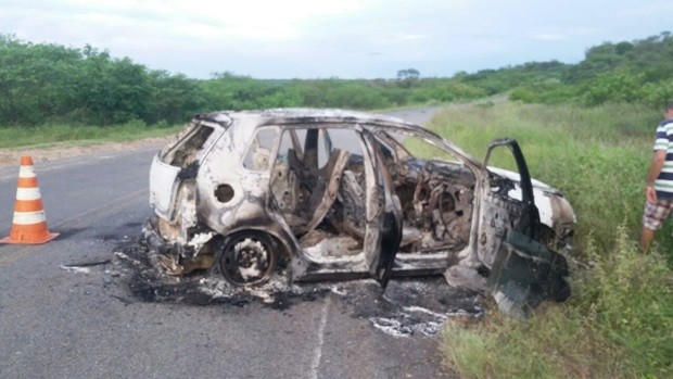 Carro abandonado pelos criminosos foi incendiado numa estrada que dá acesso ao município de Ouro Branco (Foto: Antônio Morais)