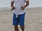 Cauã Reymond corre na praia da Barra, no Rio
