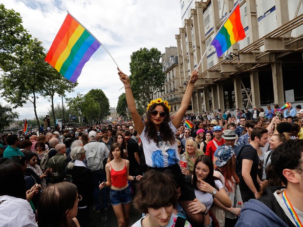 Parada gay reuniu milhares nas ruas de Paris neste s&aacute;bado (2) e lembrou ataque a boate gay de Orlando, nos EUA (Foto:  Fran&ccedil;ois Guillot/AFP)
