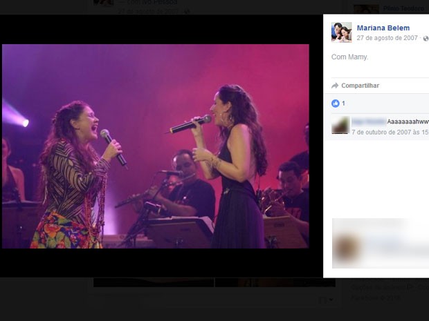 Fafá de Belém canta ao lado da filha em foto publicada na rede social de Mariana (Foto: Reprodução / Facebook)