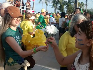 Durante a manifestação em João Pessoa, na Paraíba, uma jovem que não quis se identificar distribuiu flores (Foto: Diogo Almeida/G1)