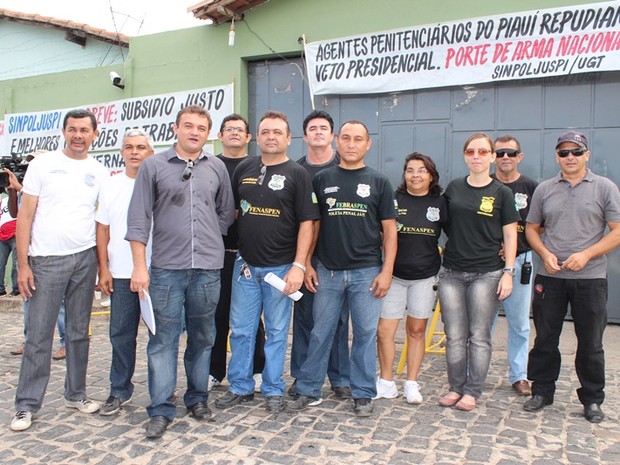 Agentes paralisam suas atividades para pedir melhorias ao Governo. (Foto: Gil Oliveira/ G1) Agentes paralisam suas atividades para pedir melhorias ao Governo. (Foto: Gil Oliveira/ G1)