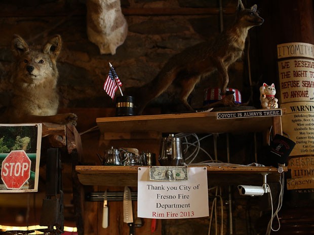 Interior do saloon tem animais empalhados e nota de dólar autografada por bombeiros  (Foto: Justin Sullivan/Getty Images/AFP)