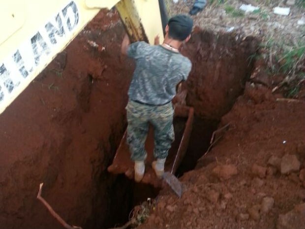 Escavação foi descoberta por um dos funcionários que fazem a segurança do local (Foto: Polícia Nacional do Paraguai / Divulgação) Escavação foi descoberta por um dos funcionários que fazem a segurança do local (Foto: Polícia Nacional do Paraguai / Divulgação)