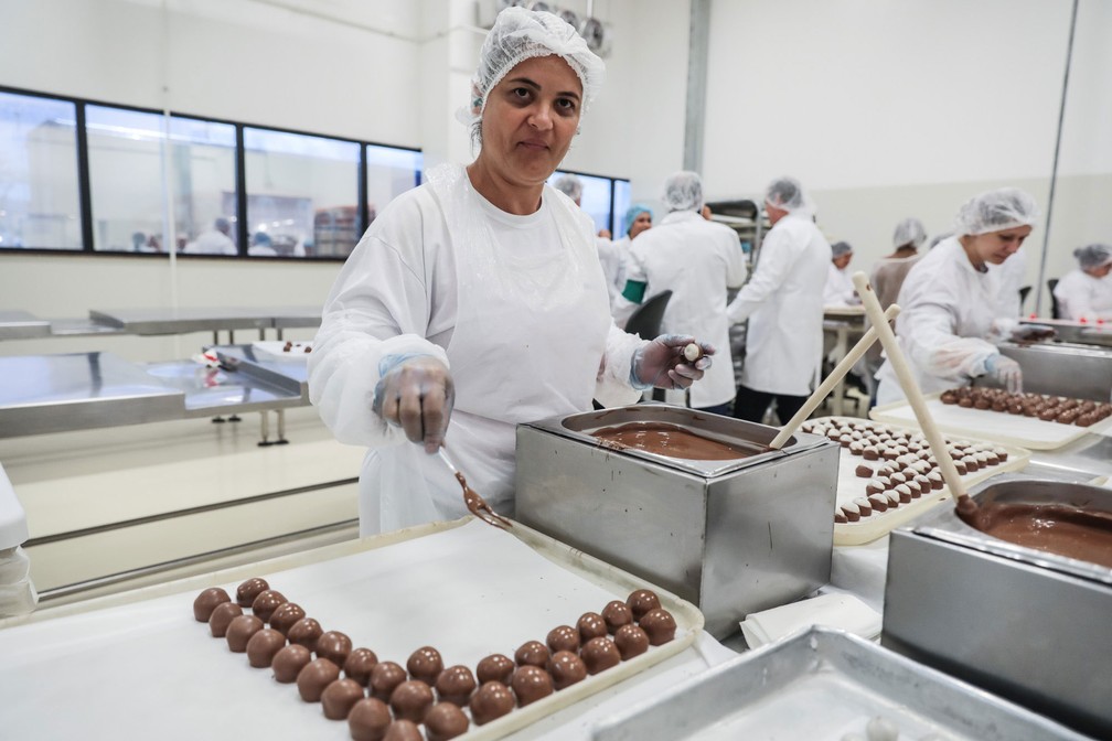 FOTOS IMAGENSOs bastidores de uma fábrica de chocolate na Páscoa; G1